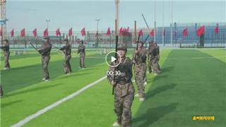 華高軍訓結營：海軍護旗手現(xiàn)場助陣，方隊表演展青年風采